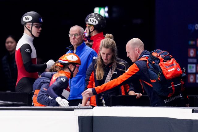 Suzanne Schulting suffers ankle fracture from fall in World Championships final